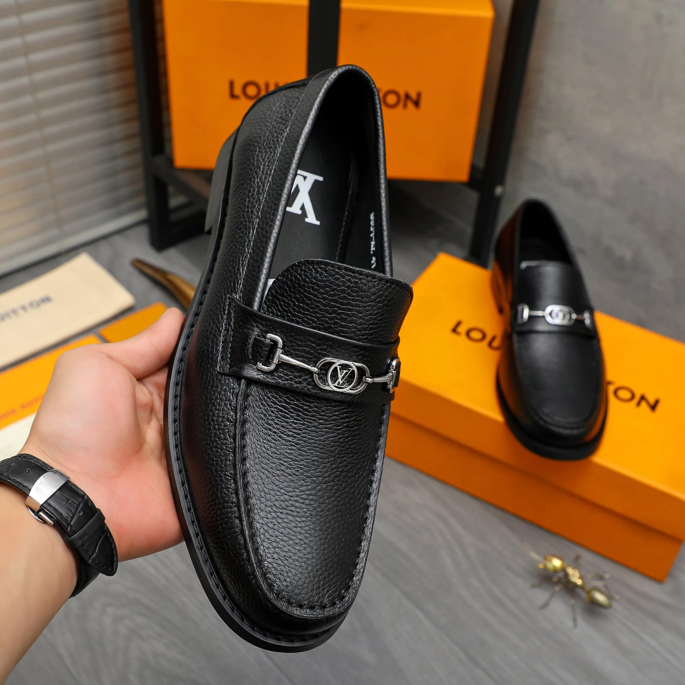 Men's shoes 💰p460 Product trademark: LV (Louis Vuitton) business slip-on leather shoes. Regular size: 38-45 (45 is custom-made and non-returnable) Product materials: Selected high-quality pebbled cowhide upper, cowhide lining, original rubber outsole